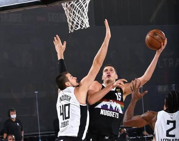  约基奇25+15+10率队屠狼  